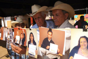 2014 - Carlos Bonilla and Francisco López view the messages of solidarity against the crimes committed by the military in 1981.